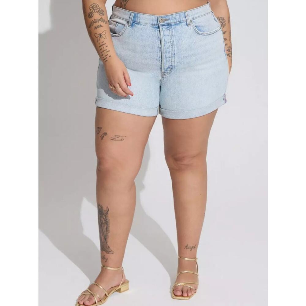 Torrid Mom Jean Premium Classic Denim Mid-Rise Short Light Wash Plus Size 26